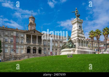 Blick auf den Bolsa-Palast und das Monument Infante Dom Henrique in Jardim do Infante Dom Henrique, UNESCO-Weltkulturerbe, Porto, Norte, Portugal, Europa Stockfoto