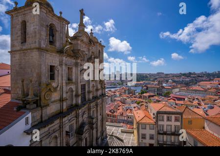 Blick auf die Kirche Igreja dos Grilos und die Terrakottafächer des Ribeira-Viertels, UNESCO-Weltkulturerbe, Porto, Norte, Portugal, Europa Stockfoto