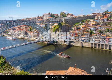 Blick auf die Brücke Dom Luis I über den Douro-Fluss und die Dächer der Terrakota, UNESCO-Weltkulturerbe, Porto, Norte, Portugal, Europa Stockfoto