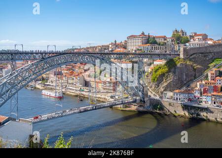 Blick auf die Brücke Dom Luis I über den Douro-Fluss und die Dächer der Terrakota, UNESCO-Weltkulturerbe, Porto, Norte, Portugal, Europa Stockfoto