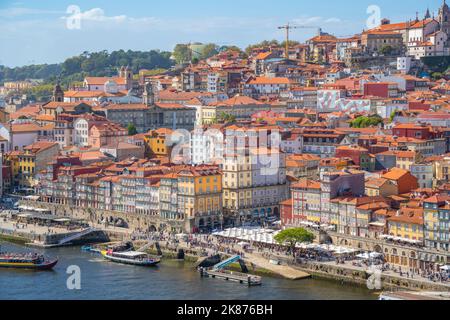 Blick auf die Dächer der Terrakota des Ribeira-Viertels von der Dom Luis I-Brücke, UNESCO-Weltkulturerbe, Porto, Norte, Portugal, Europa Stockfoto