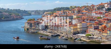 Blick auf die Dächer der Terrakota des Ribeira-Viertels von der Dom Luis I-Brücke, UNESCO-Weltkulturerbe, Porto, Norte, Portugal, Europa Stockfoto