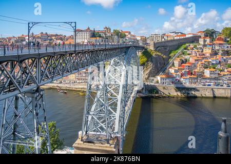 Blick auf die Brücke Dom Luis I über den Douro-Fluss und die Dächer der Terrakota, UNESCO-Weltkulturerbe, Porto, Norte, Portugal, Europa Stockfoto