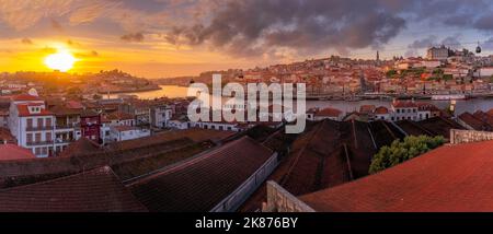 Blick auf den Sonnenuntergang über den Dächern der Terrakota und dem Douro-Fluss in der Altstadt von Porto, Porto, Norte, Portugal, Europa Stockfoto