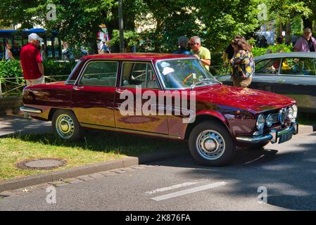 BADEN BADEN, DEUTSCHLAND - JULI 2022: Red Alfa Romeo 1750 Berlina, Oldtimer-Treffen im Kurpark. Stockfoto