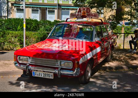 BADEN BADEN, DEUTSCHLAND - JULI 2022: Red Ford P7 1967, Oldtimer-Treffen im Kurpark. Stockfoto