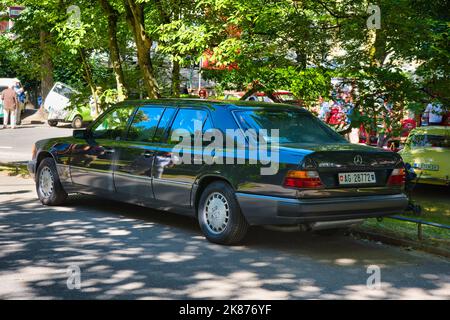 BADEN BADEN, DEUTSCHLAND - JULI 2022: Dunkelgrau grau schwarz 168 Mercedes Maybach Pullman 250D V124 LWB Limousine 1991 J 82 GJX, Oldtimer-Treffen im Kurpark Stockfoto