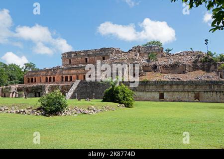 Überreste des Palastes von Sayil an der Maya-Stätte von Sayil, Yucatan, Mexiko. Altes Maya-Gebäude an der Ruta Puuc. UNESCO-Weltkulturerbe Stockfoto