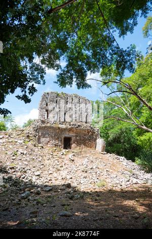 El Mirador Tempel an der Maya-Stätte von Sayil, Yucatan, Mexiko. Altes Maya-Gebäude an der Ruta Puuc. UNESCO-Weltkulturerbe Stockfoto