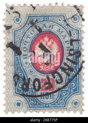 FINNLAND - 1891: Eine 20 Kopeken-blaue und karminblaue Briefmarke, die das russische Kaiserliche Wappen, Posthörner und Lightning-Pfeile in ovalem Rahmen zeigt Stockfoto