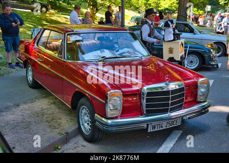 BADEN BADEN, DEUTSCHLAND - JULI 2022: Rotes Mercedes-Benz W114 W115 Coupé 1968, Oldtimer-Treffen im Kurpark. Stockfoto