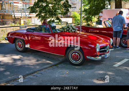 BADEN BADEN, DEUTSCHLAND - JULI 2022: Roter Mercedes-Benz 190 SL W121 1955, Oldtimer-Treffen im Kurpark. Stockfoto