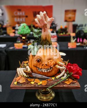 London UK 21 Oct 2022 Halooween war das Thema der diesjährigen Fantasy Cakes-Sektion st the Cake and Bake Show, die vom 21 -23. Oktober 2022 in London Excel stattfand. Paul Quezada-Neiman/Alamy Live News Stockfoto