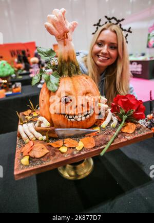 London UK 21 Oct 2022 Halloween war das Thema der diesjährigen Fantasy Cakes-Sektion auf der Cake and Bake Show, die vom 21 -23. Oktober 2022 in London Excel stattfand. Paul Quezada-Neiman/Alamy Live News Stockfoto