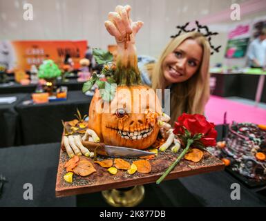 London UK 21 Oct 2022 Halooween war das Thema der diesjährigen Fantasy Cakes-Sektion st the Cake and Bake Show, die vom 21 -23. Oktober 2022 in London Excel stattfand. Paul Quezada-Neiman/Alamy Live News Stockfoto