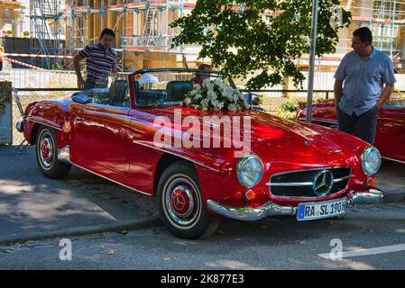 BADEN BADEN, DEUTSCHLAND - JULI 2022: Roter Mercedes-Benz 190 SL W121 1955, Oldtimer-Treffen im Kurpark. Stockfoto