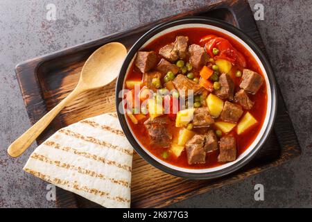 Türkischer Kebap Orman Kebabi Kebab mit Fleisch und Gemüse in einer Schüssel auf dem Tisch eintopfen. Horizontale Draufsicht von oben Stockfoto