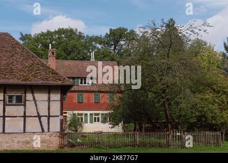 Traditionelles Kleines Haus Mit Schöner Außendekor-Fassade In Deutschland. Deutsches Altes Backsteingebäude Alte Europäische Stadt Deutscher Architekt Stockfoto