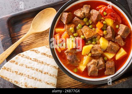 Orman Kebab? Oder in Englisch ist Forest Kebab eines der berühmten Gerichte der Stadt Bolu der Türkei in der Schüssel auf dem Tisch. Horizontale Ansicht von oben Stockfoto