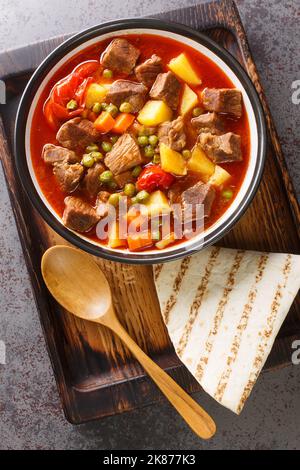 Orman Kebabi Forest Kebab langsam gekochter Fleischeintopf mit Gemüse in der Schüssel auf dem Tisch. Vertikale Draufsicht von oben Stockfoto