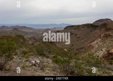 Blick auf die Wildnis des Mount Nutt, eine trockene Wüstenumgebung, Foto vom Aussichtspunkt des sitgreaves Pass, Bundesstaat Arizona, USA Stockfoto