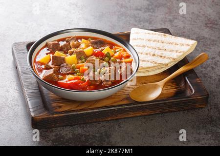 Köstliche traditionelle türkische Speisen Waldkebab in der Schüssel auf dem Tisch. Horizontal Stockfoto