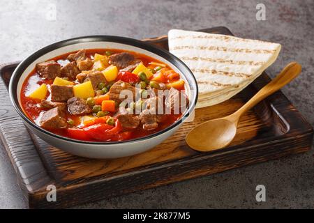 Türkischer Kebap Orman Kebabi Kebab mit Fleisch und Gemüse in einer Schüssel auf dem Tisch eintopfen. Horizontal Stockfoto