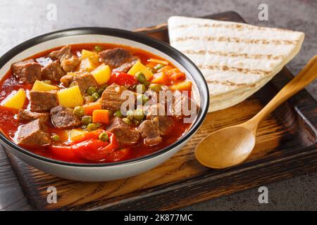 Orman Kebab? Oder in Englisch ist Forest Kebab eines der berühmten Gerichte der Stadt Bolu der Türkei in der Schüssel auf dem Tisch. Horizontal Stockfoto