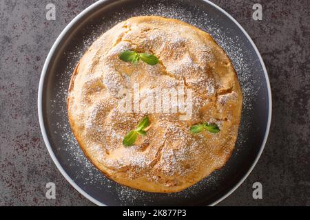Authentische polnische Karpatenkuchen Karpatka Nahaufnahme auf dem Teller auf dem Tisch. Horizontale Draufsicht von oben Stockfoto