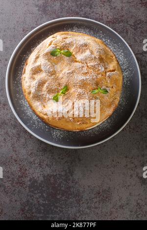 Polnische Karpatencreme-Kuchen Karpatka aus der Nähe auf dem Teller auf dem Tisch. Vertikale Draufsicht von oben Stockfoto