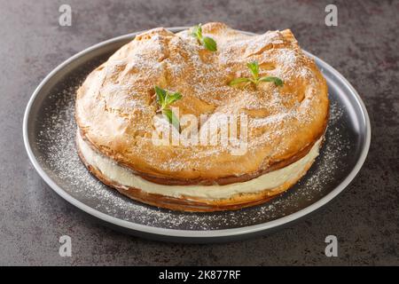 Karpatka ist ein einfaches polnisches Cremekuchen-Dessert aus der Nähe auf dem Teller auf dem Tisch. Horizontal Stockfoto