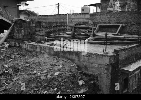 Monochrom-Foto, Schwarz-Weiß-Foto von Bauschutt nach dem Abriss von Häusern in Cikancung Bereich - Indonesien Stockfoto