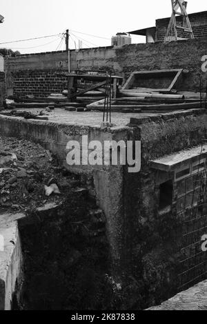 Monochrom-Foto, Schwarz-Weiß-Foto von Bauschutt nach dem Abriss von Häusern in Cikancung Bereich - Indonesien Stockfoto