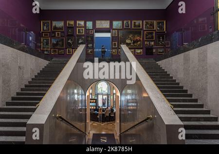 Treppe mit alten Meistern im Städel Museum Frankfurt am Main, Deutschland Stockfoto