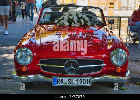 BADEN BADEN, DEUTSCHLAND - JULI 2022: Roter Mercedes-Benz 190 SL W121 1955, Oldtimer-Treffen im Kurpark. Stockfoto