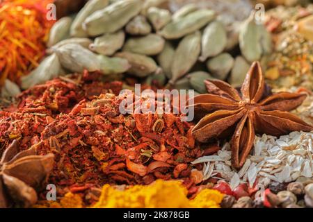 Gewürze. Aromatische indische Gewürze auf Schiefergrund. Gewürze und Kräuter auf steinernem Hintergrund. Sortiment an Gewürzen, Gewürzen, trockene bunte Zustand Stockfoto
