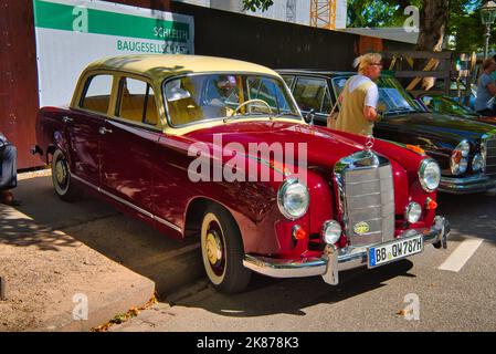 BADEN BADEN, DEUTSCHLAND - JULI 2022: Rot beige Mercedes-Benz 219 W105 1956, Oldtimer-Treffen im Kurpark. Stockfoto