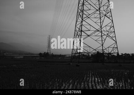 Monochrom-Foto, Schwarz-Weiß-Foto des Stromverteilungsturms in Cikancung Area - Indonesien Stockfoto