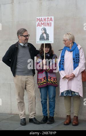 London, Großbritannien. 21. Oktober 2022. Etwa 20 Studenten hielten Transparente und versammelten sich solidarisch für Mahsa Amini, die von der Polizei geschlagen wurde und am 21.. Oktober 2022 in London, Großbritannien, im Iran am Trafalgar Square starb. Quelle: Siehe Li/Picture Capital/Alamy Live News Stockfoto