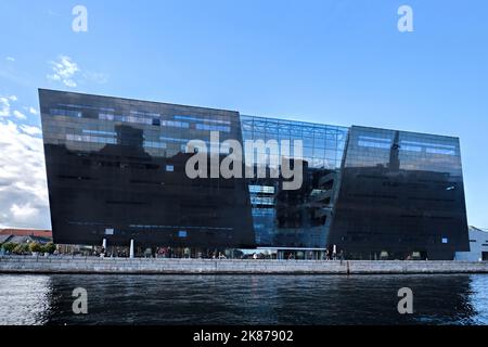 Kopenhagen, Dänemark - September 2022: Black Diamond, Moderne Königlich Dänische Bibliothek in Kopenhagen. Entworfen von den dänischen Architekten S Stockfoto