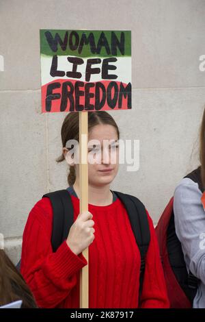 London, Großbritannien. 21. Oktober 2022. Etwa 20 Studenten hielten Transparente und versammelten sich solidarisch für Mahsa Amini, die von der Polizei geschlagen wurde und am 21.. Oktober 2022 in London, Großbritannien, im Iran am Trafalgar Square starb. Quelle: Siehe Li/Picture Capital/Alamy Live News Stockfoto