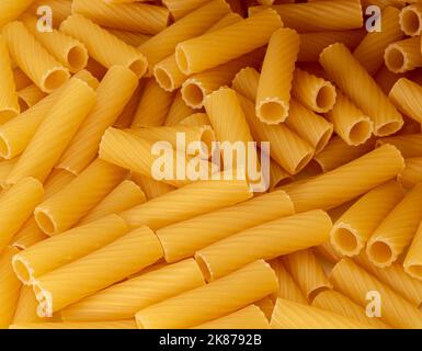 Italienische Makkaroni Pasta genannt Tortiglioni, Draufsicht Stockfoto