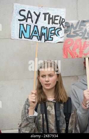 London, Großbritannien. 21. Oktober 2022. Etwa 20 Studenten hielten Transparente und versammelten sich solidarisch für Mahsa Amini, die von der Polizei geschlagen wurde und am 21.. Oktober 2022 in London, Großbritannien, im Iran am Trafalgar Square starb. Quelle: Siehe Li/Picture Capital/Alamy Live News Stockfoto