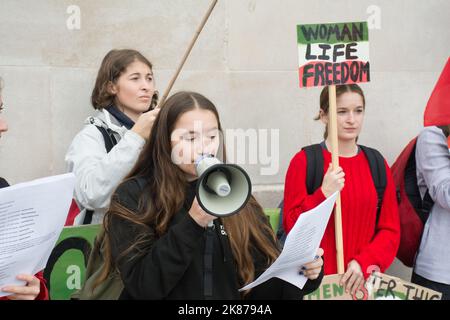 London, Großbritannien. 21. Oktober 2022. Etwa 20 Studenten hielten Transparente und versammelten sich solidarisch für Mahsa Amini, die von der Polizei geschlagen wurde und am 21.. Oktober 2022 in London, Großbritannien, im Iran am Trafalgar Square starb. Quelle: Siehe Li/Picture Capital/Alamy Live News Stockfoto