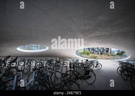 Kopenhagen, Dänemark - 2022. September: Karen Blixens Plads öffentlicher Platz und Fahrradparkplatz mit kuppelförmiger Landschaft in der von Cobe entworfenen Universität Stockfoto