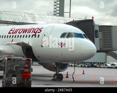 Eurowings Flugzeug am Flughafen Düsseldorf Stockfoto