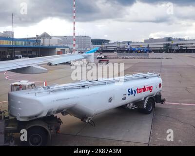 Skytanking Auto am Flughafen Düsseldorf Stockfoto