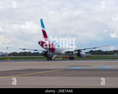 Eurowings Flugzeug am Flughafen Düsseldorf Stockfoto