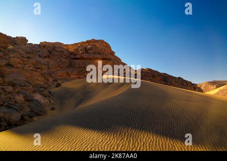 Farbschatten an Dünen im Tassili nAjjer Nationalpark in Algerien Stockfoto