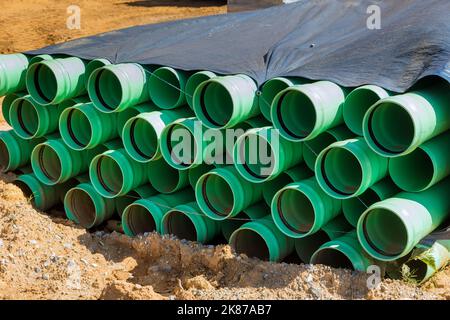 PVC-grüne Kunststoffrohre auf der Baustelle, Kanalmaterial Stockfoto